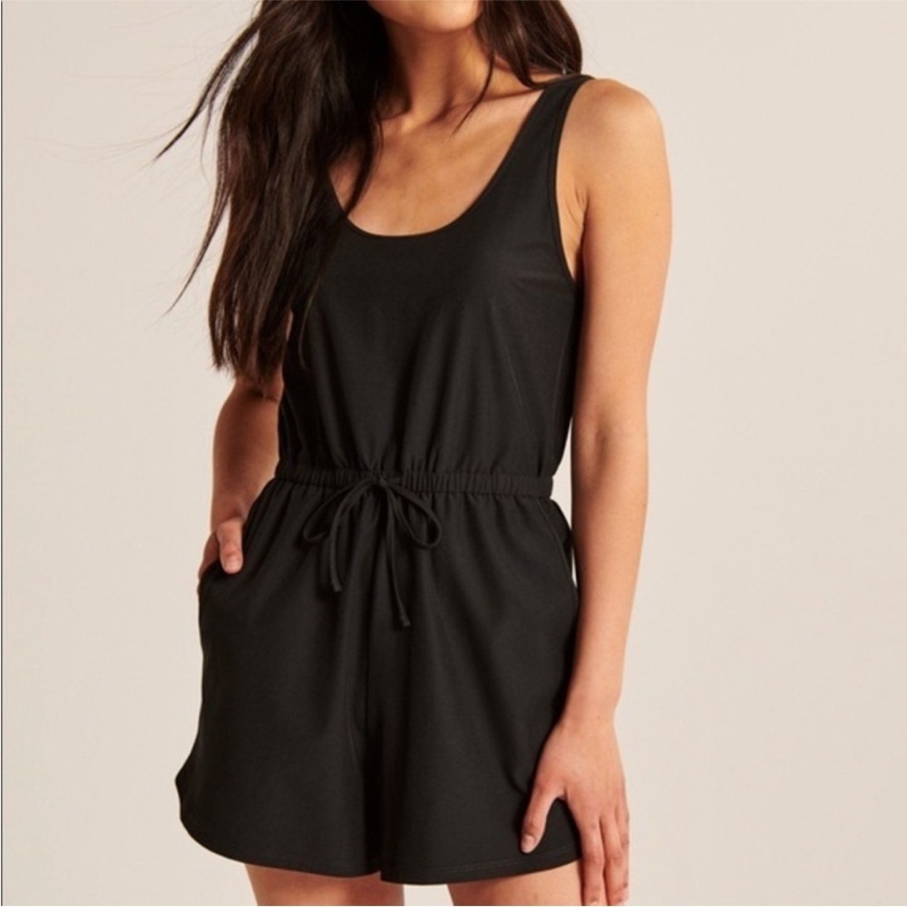 ABERCROMBIE & FITCH Traveler Romper
Women's Size MP Black Drawstring Waist